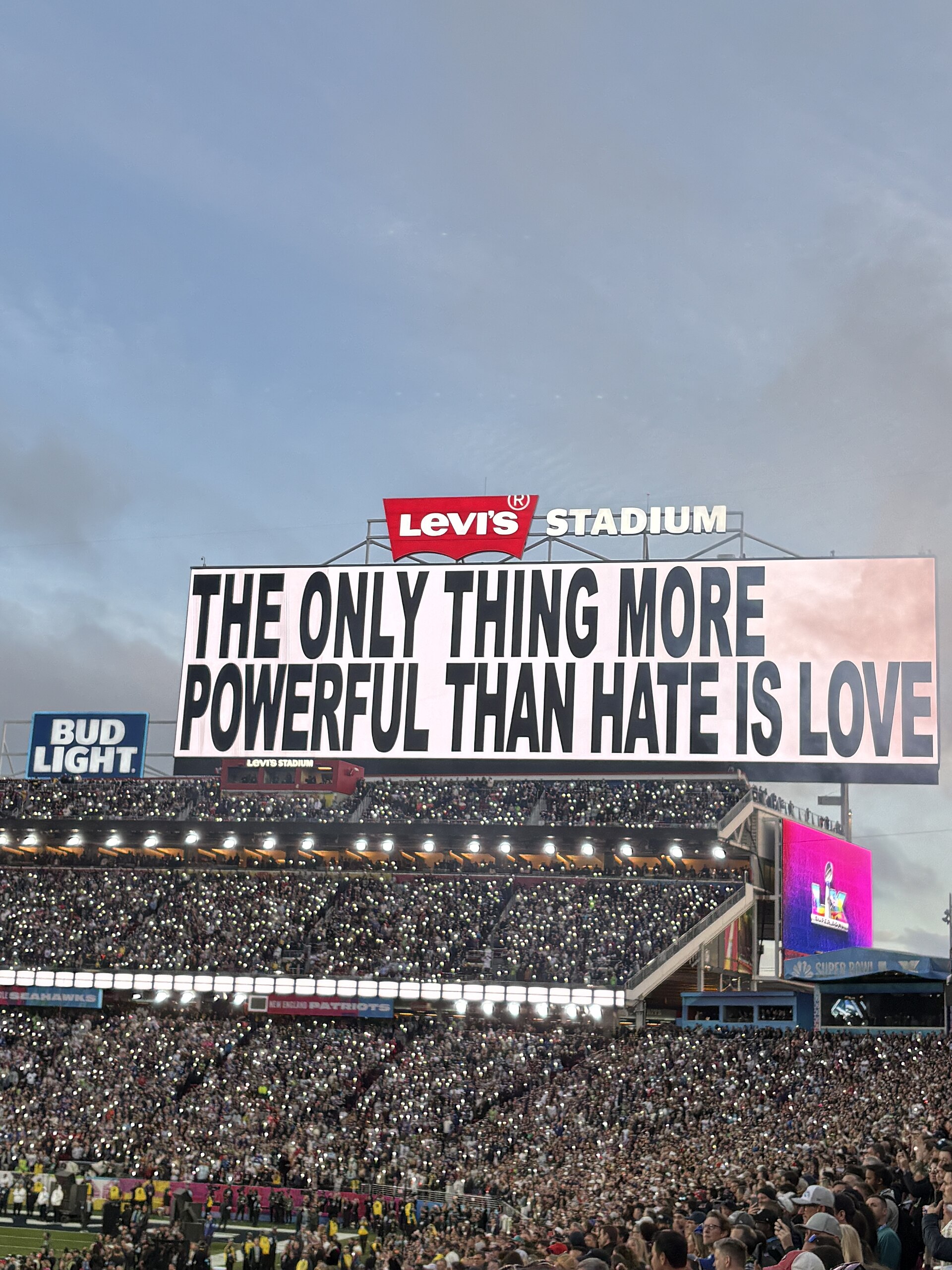 Mensaje 'The only thing more powerful than hate is love' en las pantallas del Super Bowl LX