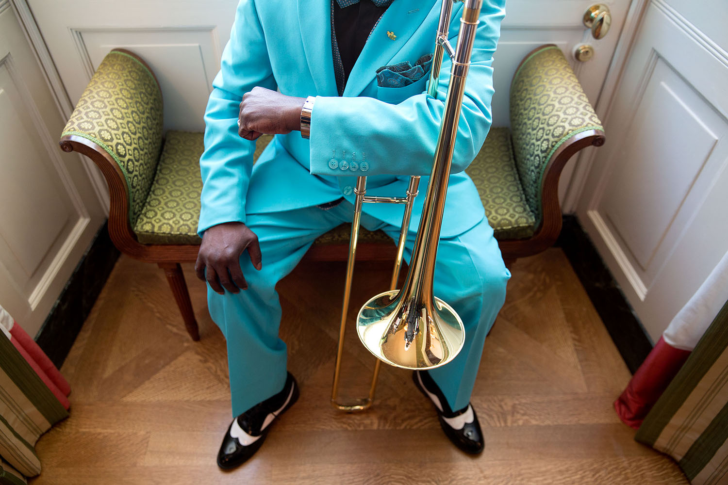 Integrante de Buena Vista Social Club sentado con un trombón en la Casa Blanca