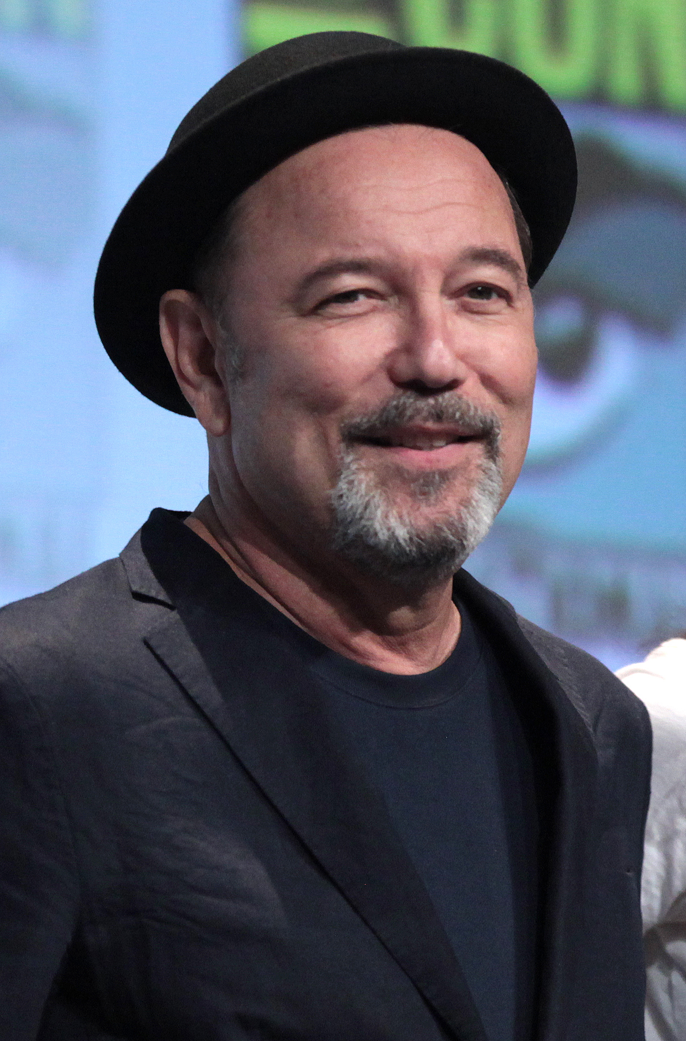 Retrato de Rubén Blades con sombrero negro